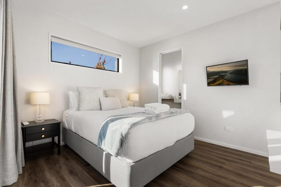 Bed, TV and multimedia, Bedroom