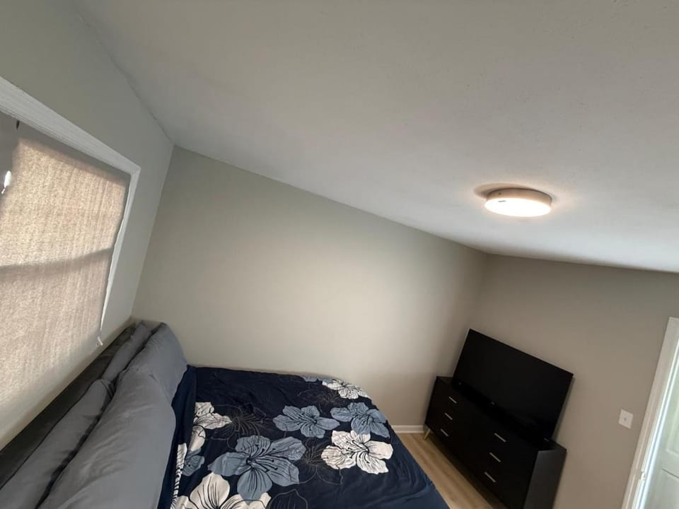 3B 2B Home with Private Suites Smart TVs 3 House in Mableton