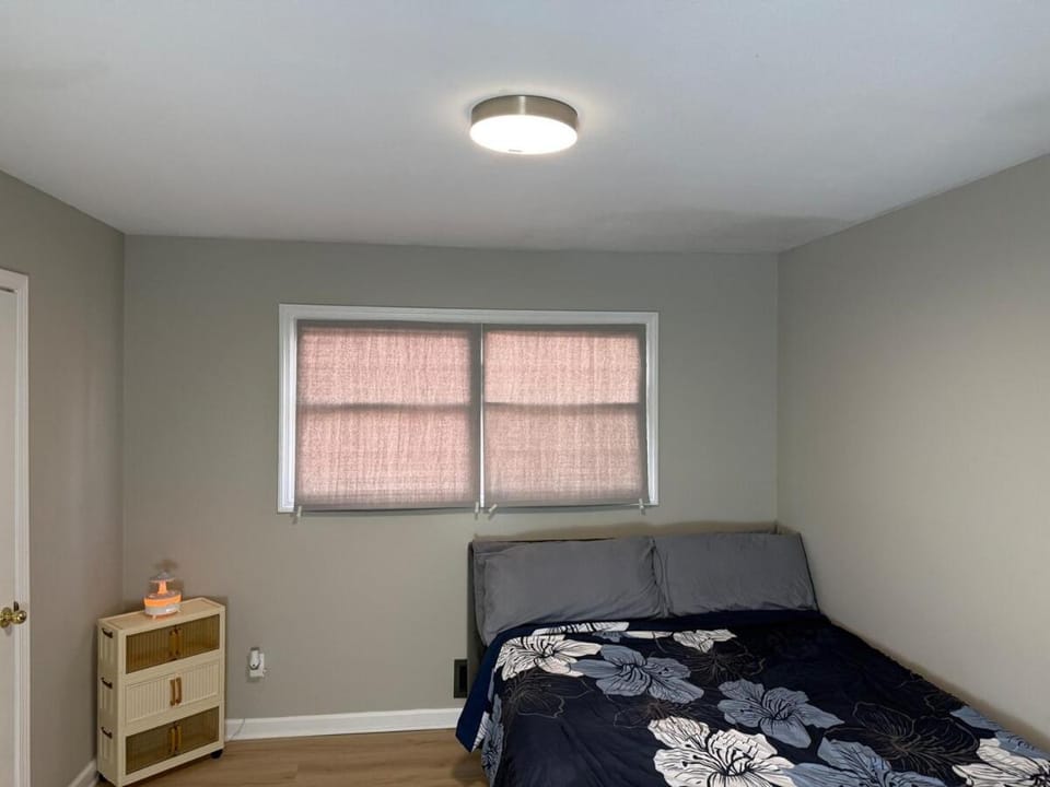 3B 2B Home with Private Suites Smart TVs 3 House in Mableton