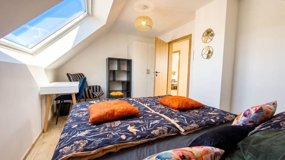 Bed, Photo of the whole room, Bedroom