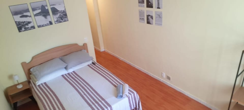 Seja bem-vindo ao coração de Copacabana aqui é a combinação perfeita entre a brisa do mar com a facilidade urbana na quadra da praia o nosso apartamento oferece conforto necessário para você relaxar após um dia inteiro explorando a cidade maravilhosa Apartment in Rio de Janeiro