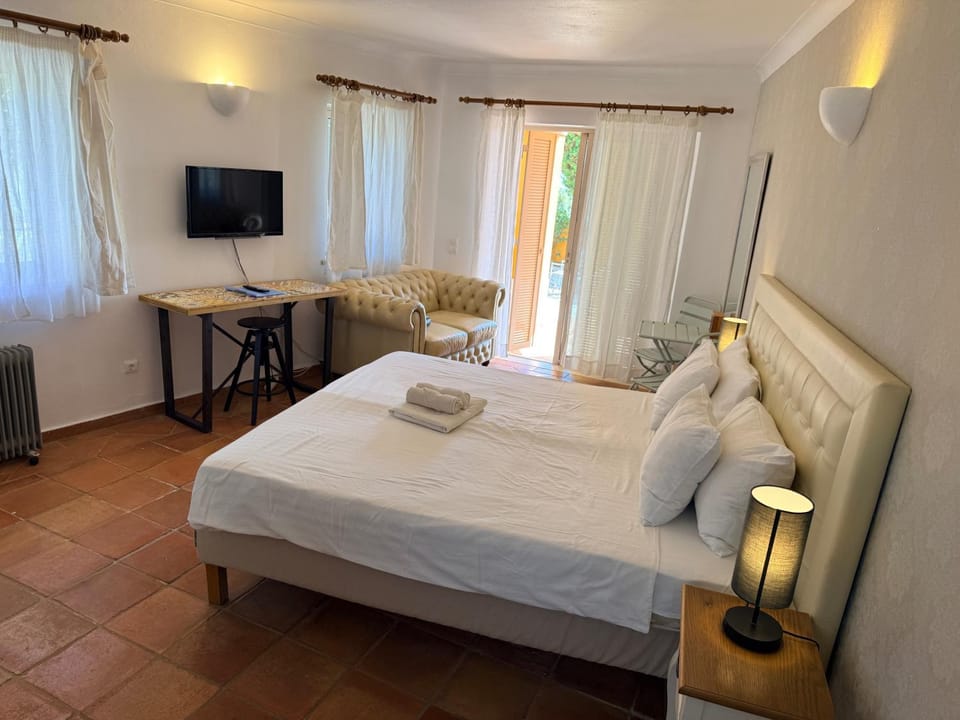 Bed, TV and multimedia, Bedroom