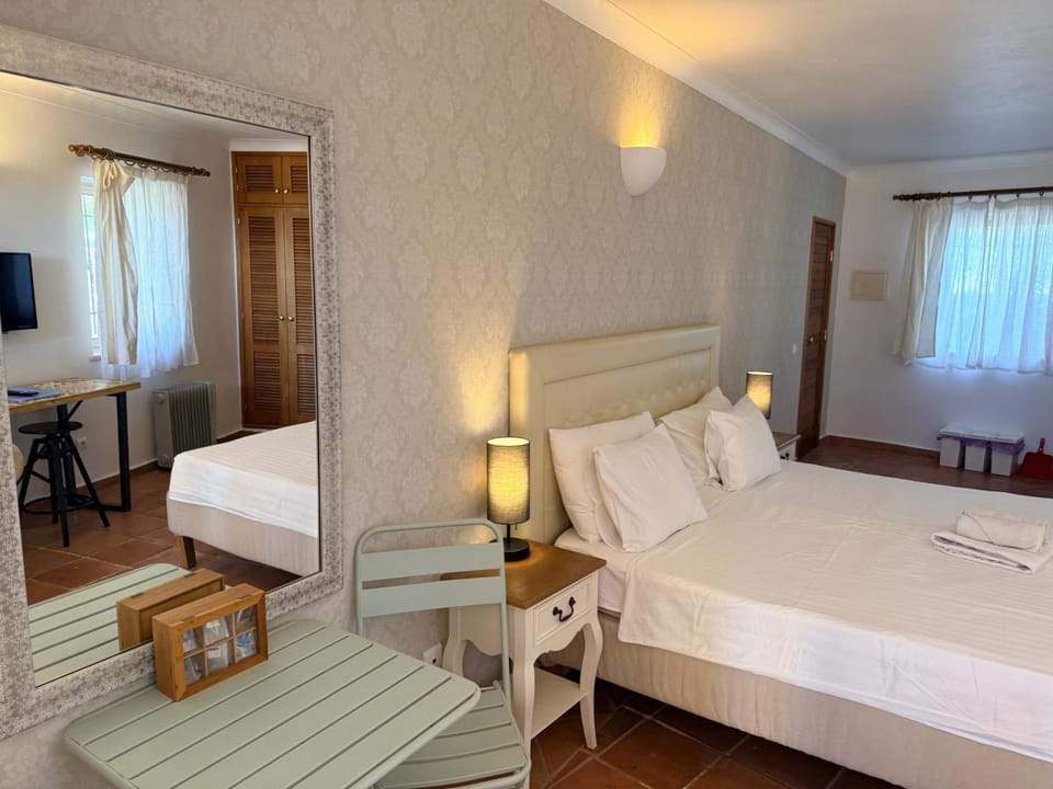 Bed, TV and multimedia, Evening entertainment, Bedroom
