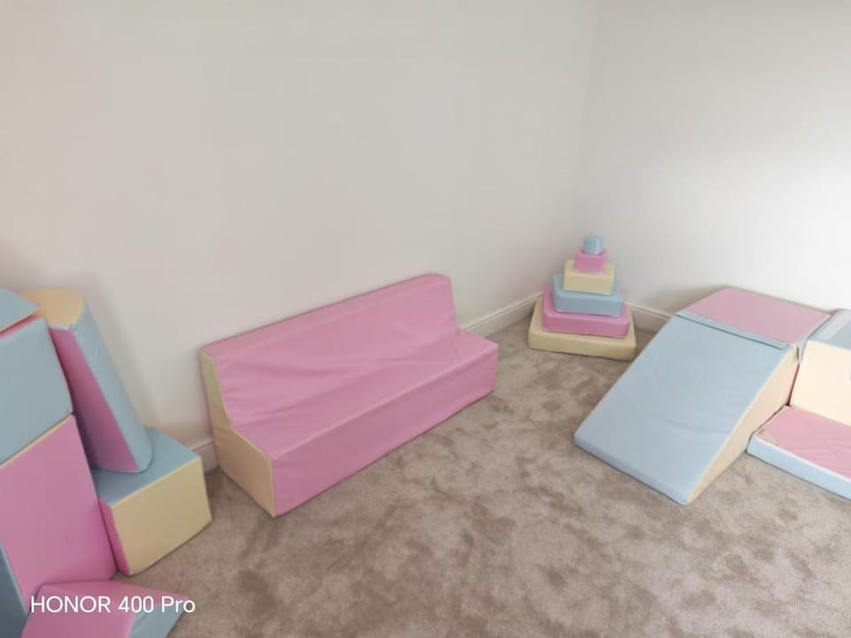 Child friendly with hot tub & play frame House in Longframlington
