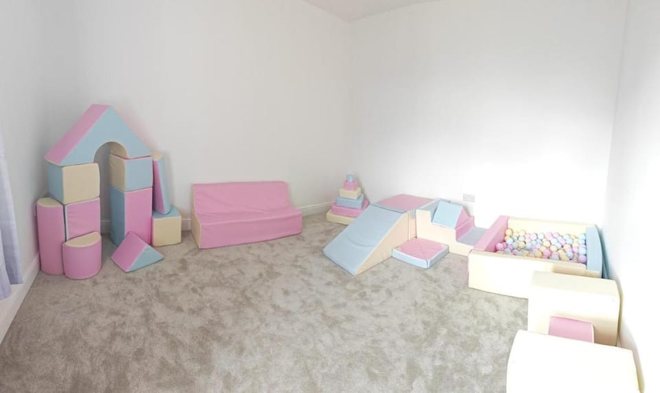 Child friendly with hot tub & play frame House in Longframlington