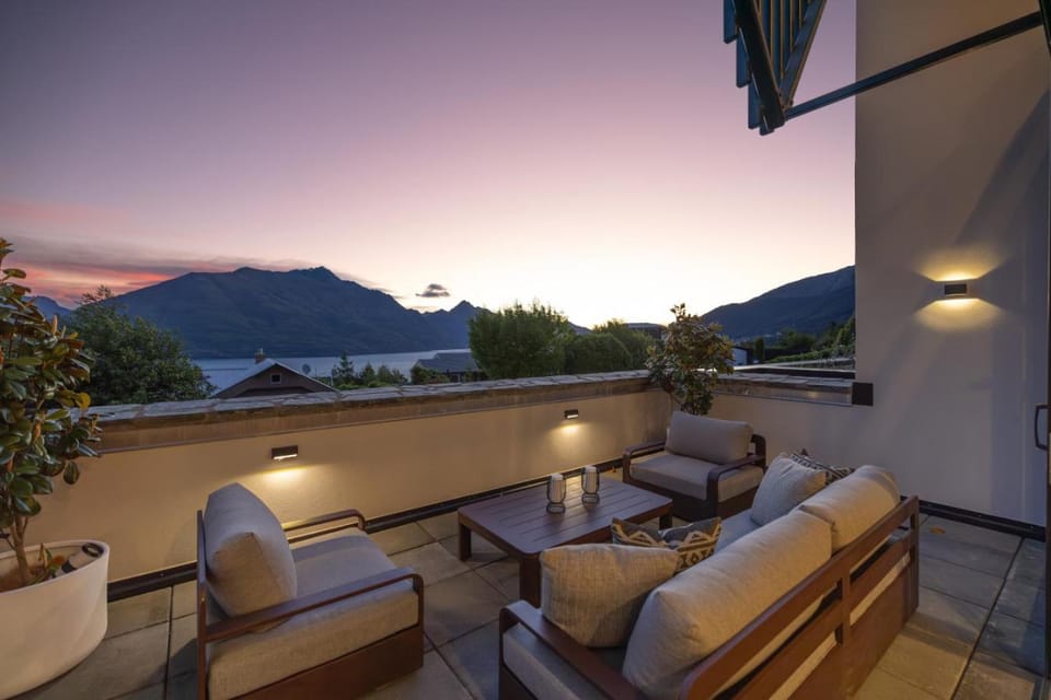 Remarkable New Home on the Hill House in Queenstown