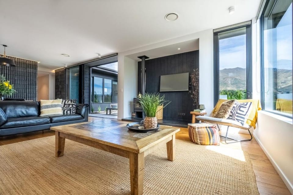 Stackbrae House with Mountain Views House in Wanaka