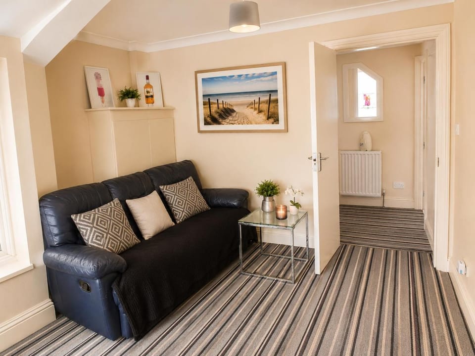 The Loft Retreat 3BR Apartment for 7 Guests Bed and Breakfast in Slough