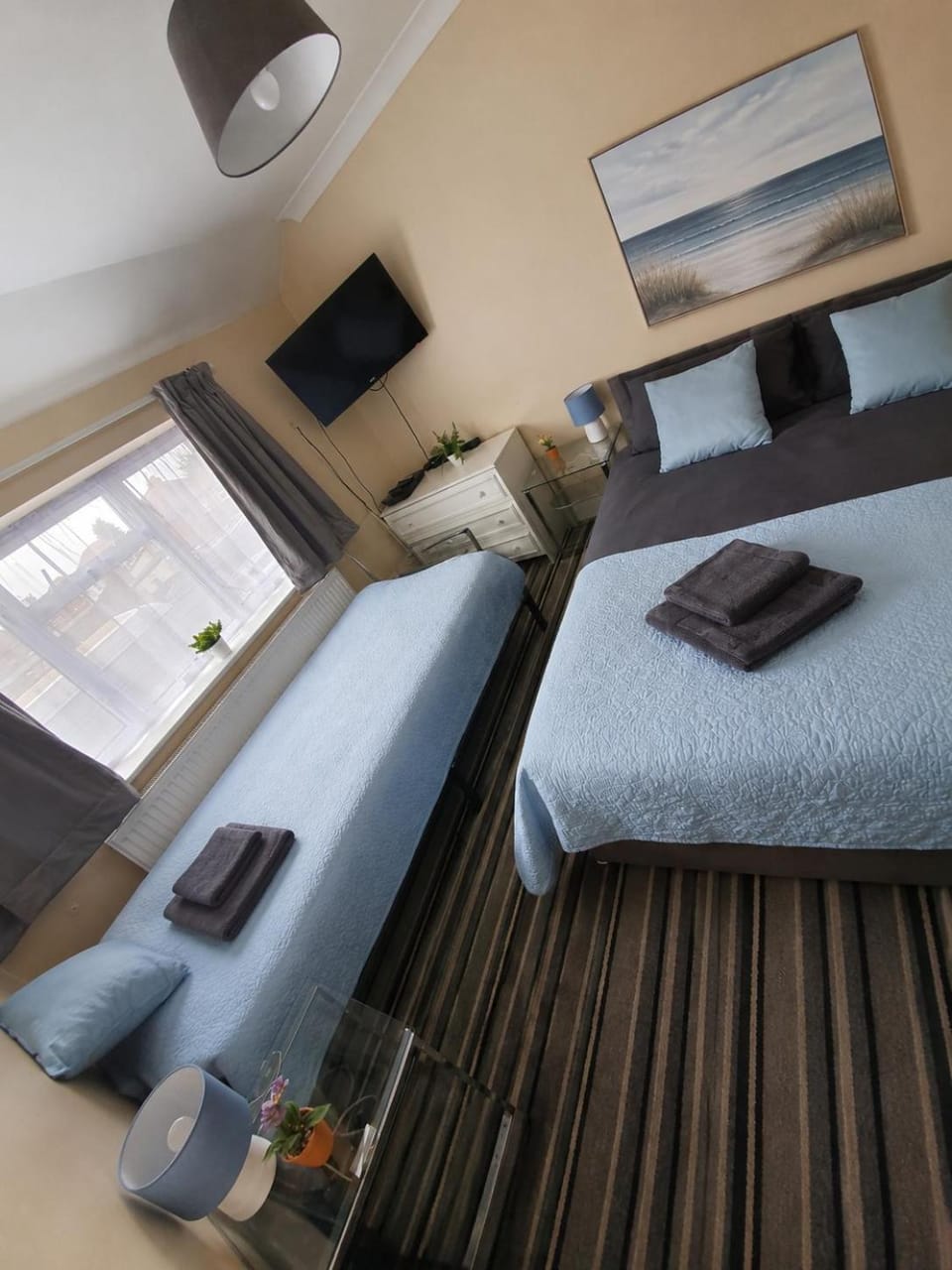The Loft Retreat 3BR Apartment for 7 Guests Bed and Breakfast in Slough