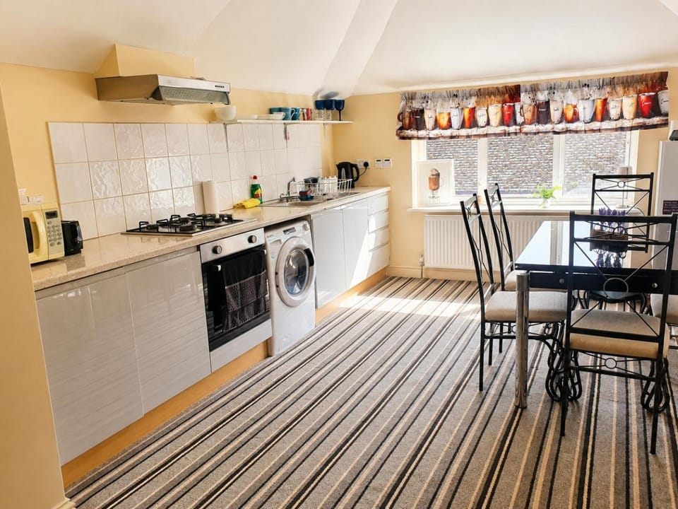 The Loft Retreat 3BR Apartment for 7 Guests Bed and Breakfast in Slough
