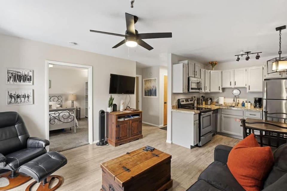 Park City 1 Bedroom Hot Tub, Pool & Bus Route House in Park City