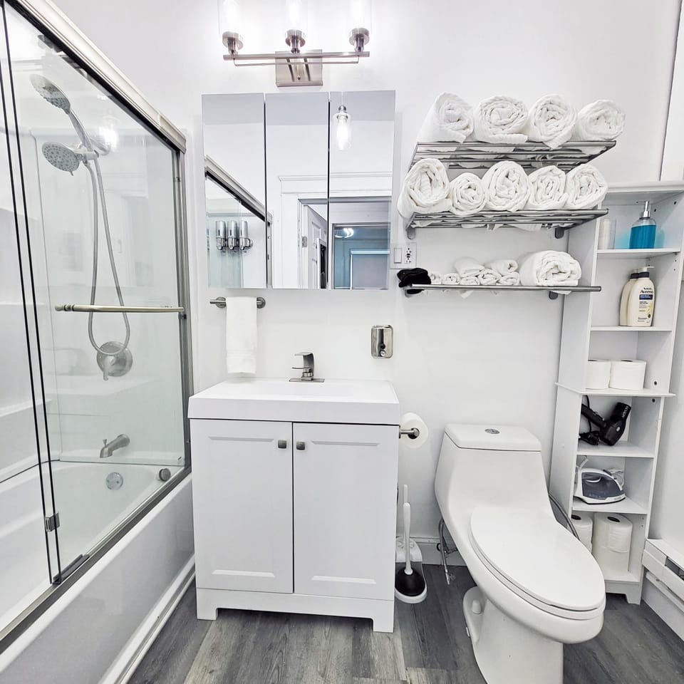 Coaster Heaven | Mins to CP & SF | King/WD/Pet OK Apartment in Sandusky