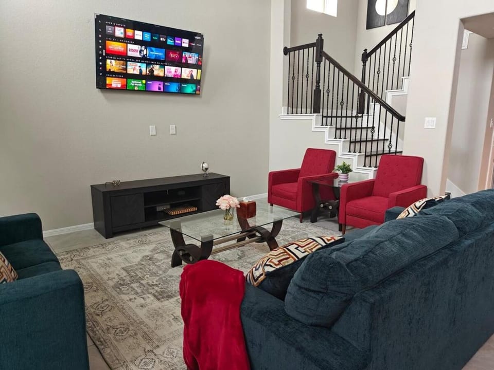 Communal lounge/ TV room, TV and multimedia, Living room, Seating area, Evening entertainment