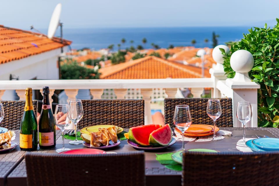 Bella 3-bedroom Villa with private pool and spacious patio overlooking ocean Villa in Canary Islands