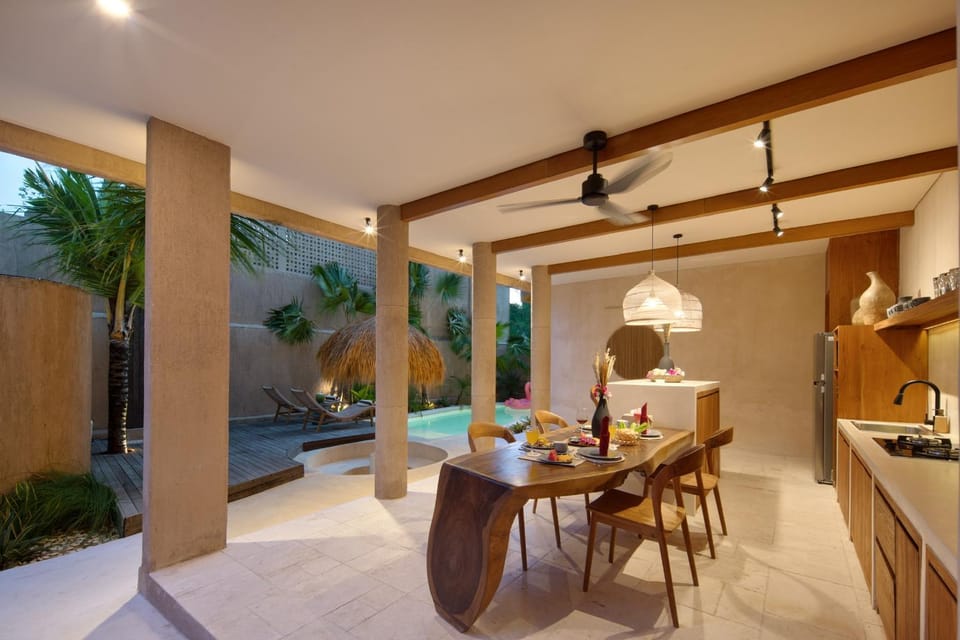 Kitchen or kitchenette, Dining area