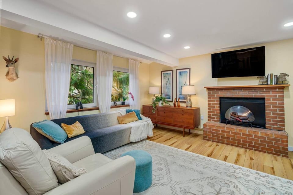 TV and multimedia, Living room, fireplace