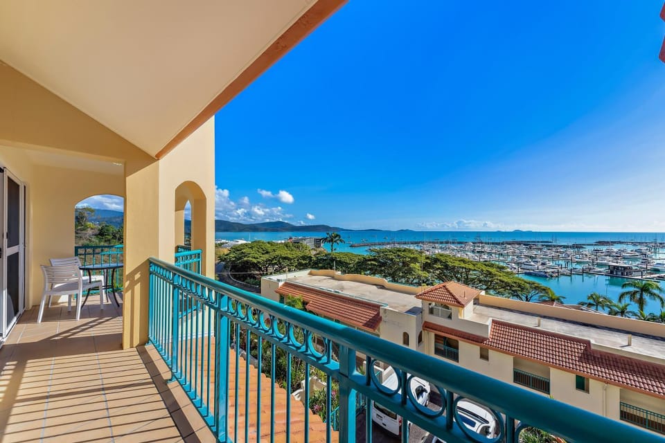 Property building, Balcony/Terrace, Sea view
