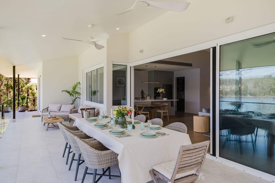 Lakeside House - Waterfront & Spacious House in Yatte Yattah