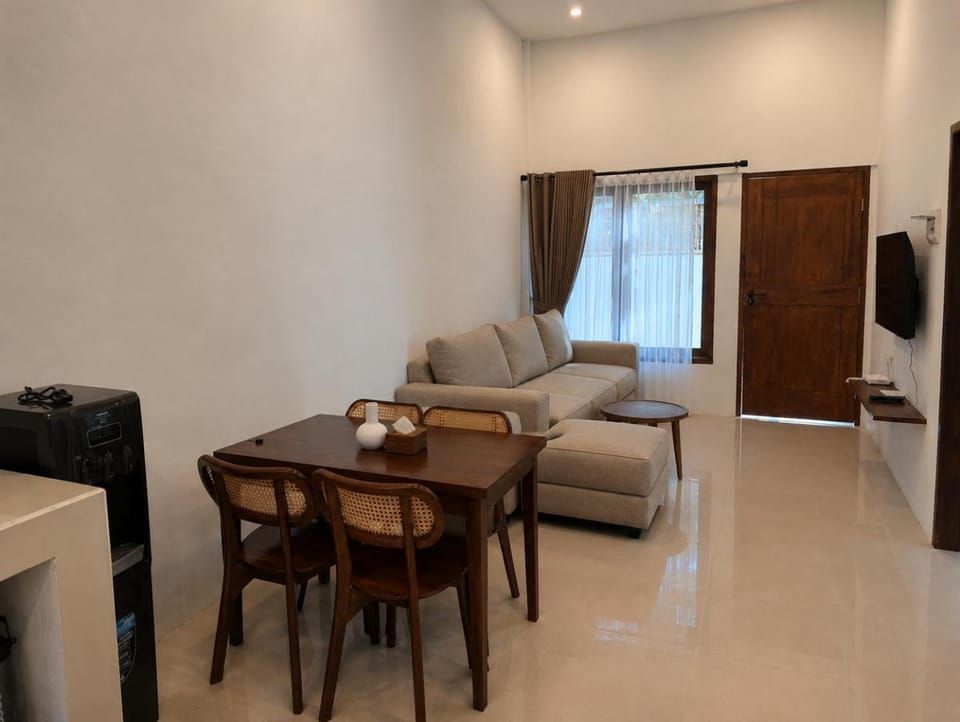 TV and multimedia, Living room, Seating area, Dining area
