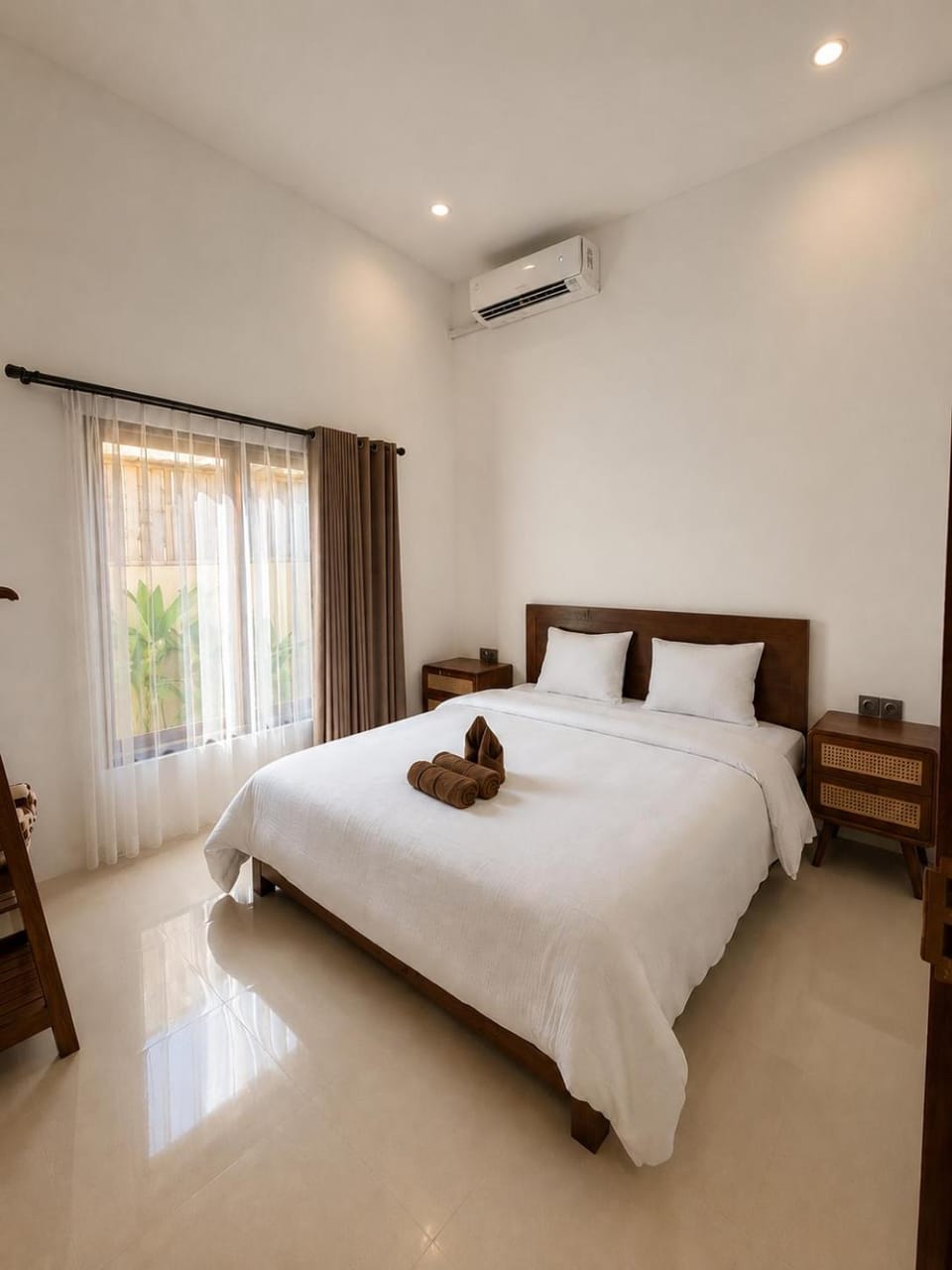 Bed, Photo of the whole room, Bedroom, fireplace, towels, air conditioner