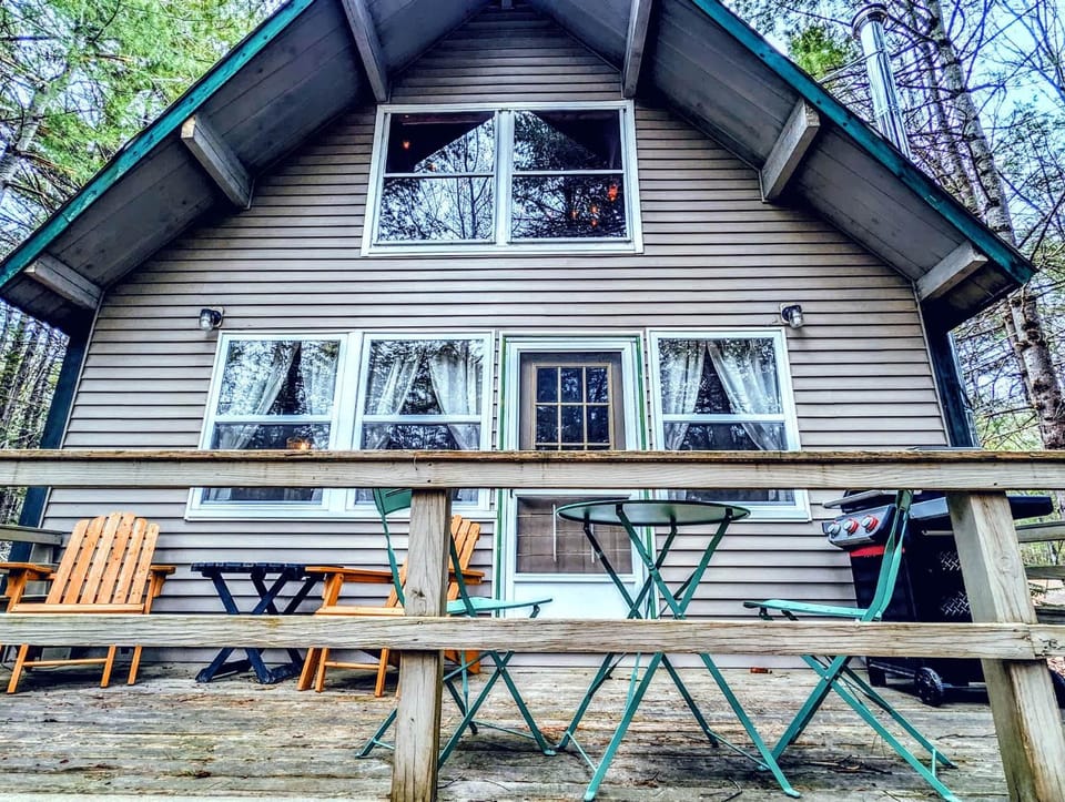 Hikers Cabin with fireplace 10 minutes to Acadia 1 dog Cabin in Acadia National Park