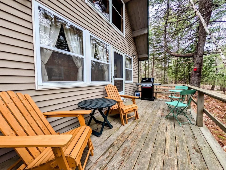 Hikers Cabin with fireplace 10 minutes to Acadia 1 dog Cabin in Acadia National Park