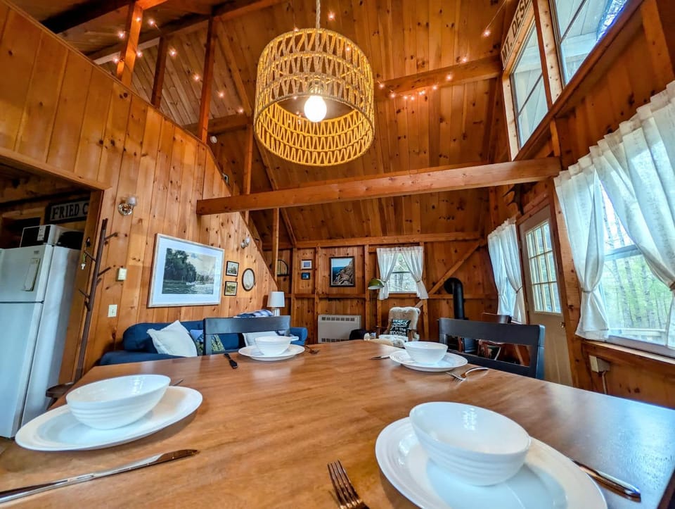 Hikers Cabin with fireplace 10 minutes to Acadia 1 dog Cabin in Acadia National Park