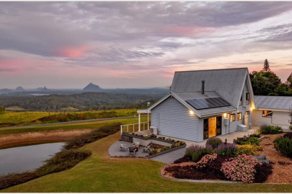 Maleny Chalet with Spectacular Glasshouse Mtn Views Chalet in Maleny