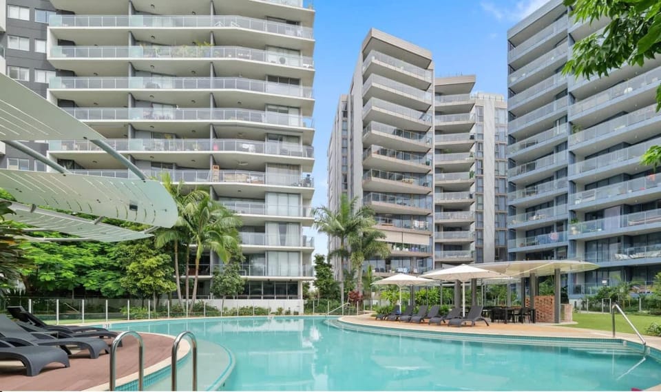 Property building, Day, Swimming pool, Swimming pool, sunbed