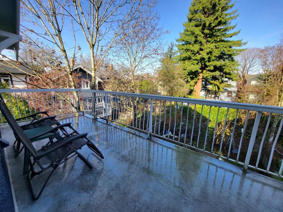 Quiet Private Suite in Kitsilano Apartment in Vancouver