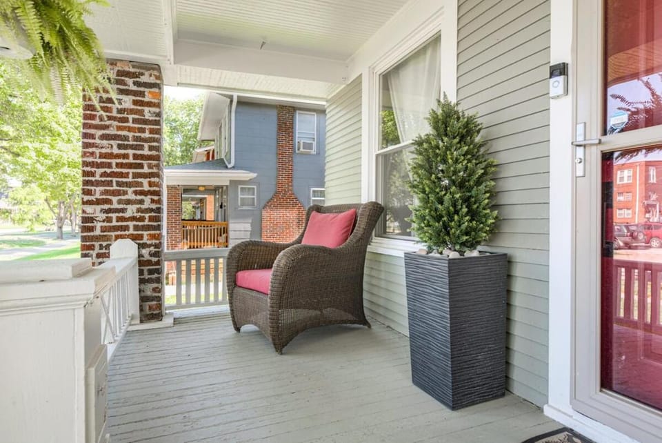 Charming NKC Bungalow Walkable to Dining & Shops House in North Kansas City