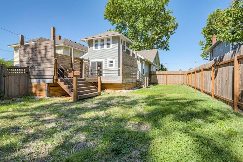 Charming NKC Bungalow Walkable to Dining & Shops House in North Kansas City