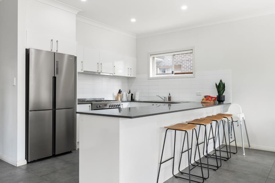 5C4 ABNB Style Spacious 5BR With 2 Secure Parking In Colebee, Close To Mall House in Sydney