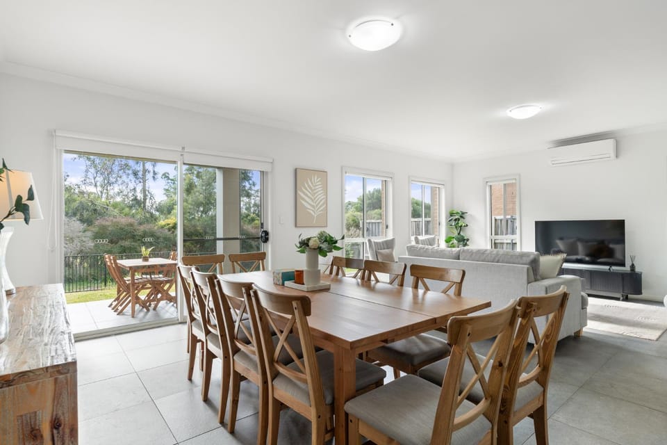 5C4 ABNB Style Spacious 5BR With 2 Secure Parking In Colebee, Close To Mall House in Sydney