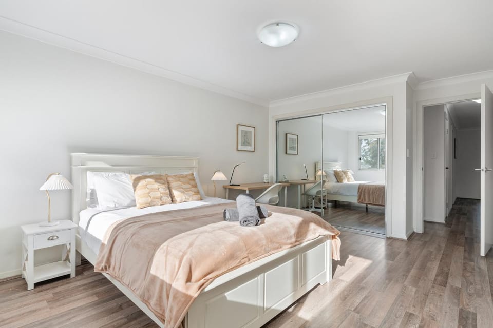 5C4 ABNB Style Spacious 5BR With 2 Secure Parking In Colebee, Close To Mall House in Sydney