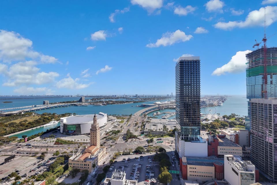 Apex Executive Apartments - 121 NE 5th St Miami Apartment in Miami