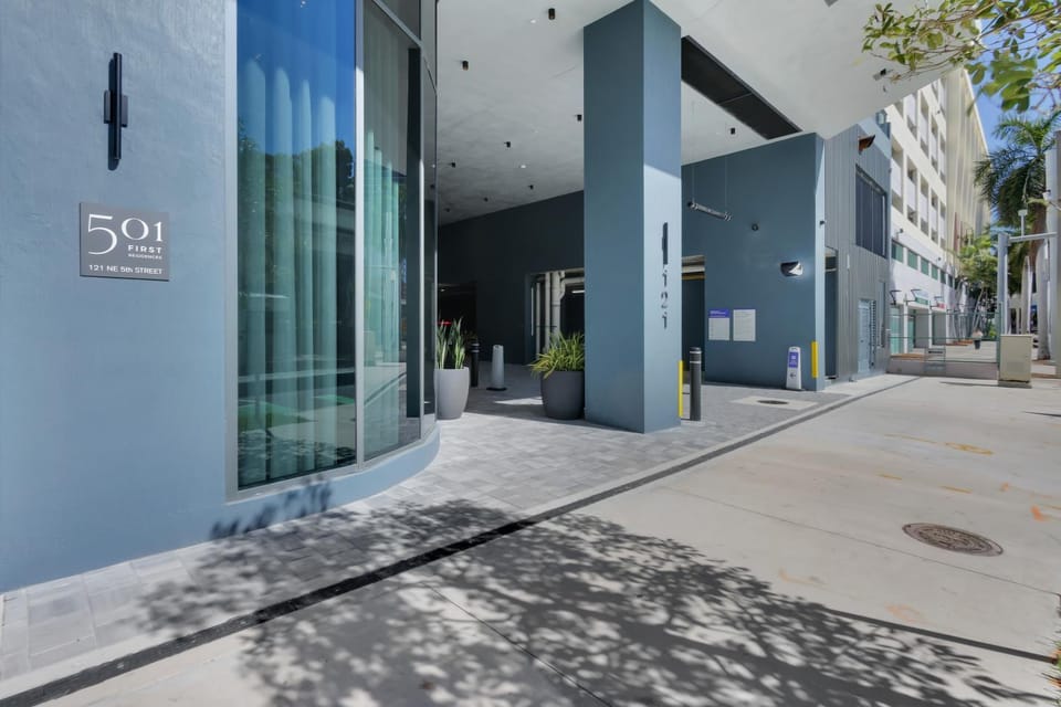 Apex Executive Apartments - 121 NE 5th St Miami Apartment in Miami