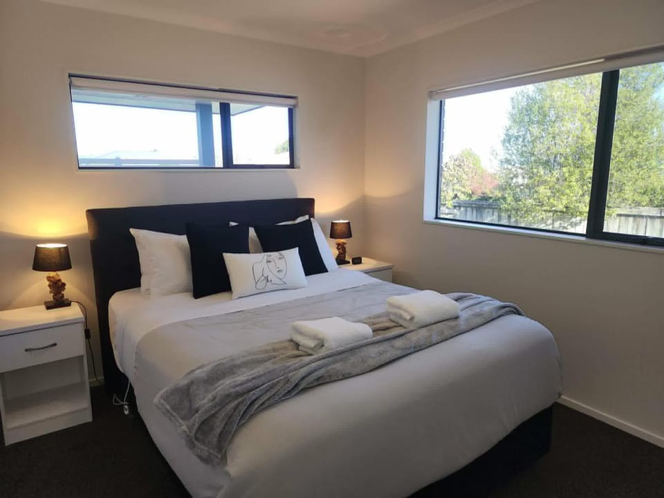 Modern Comfort Close to Town House in Taupo