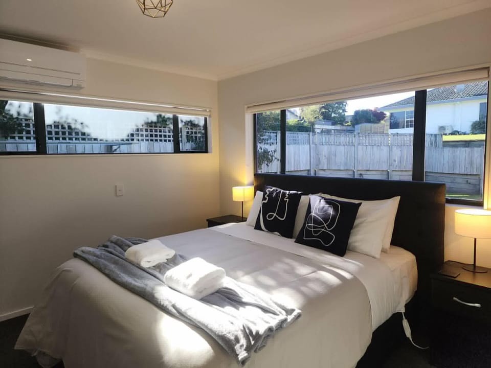 Modern Comfort Close to Town House in Taupo