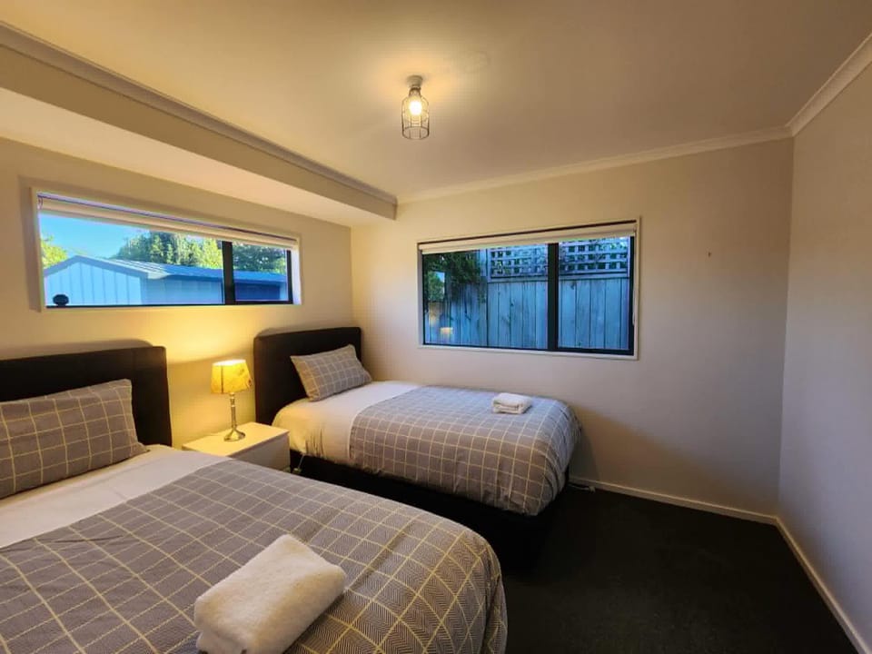 Modern Comfort Close to Town House in Taupo