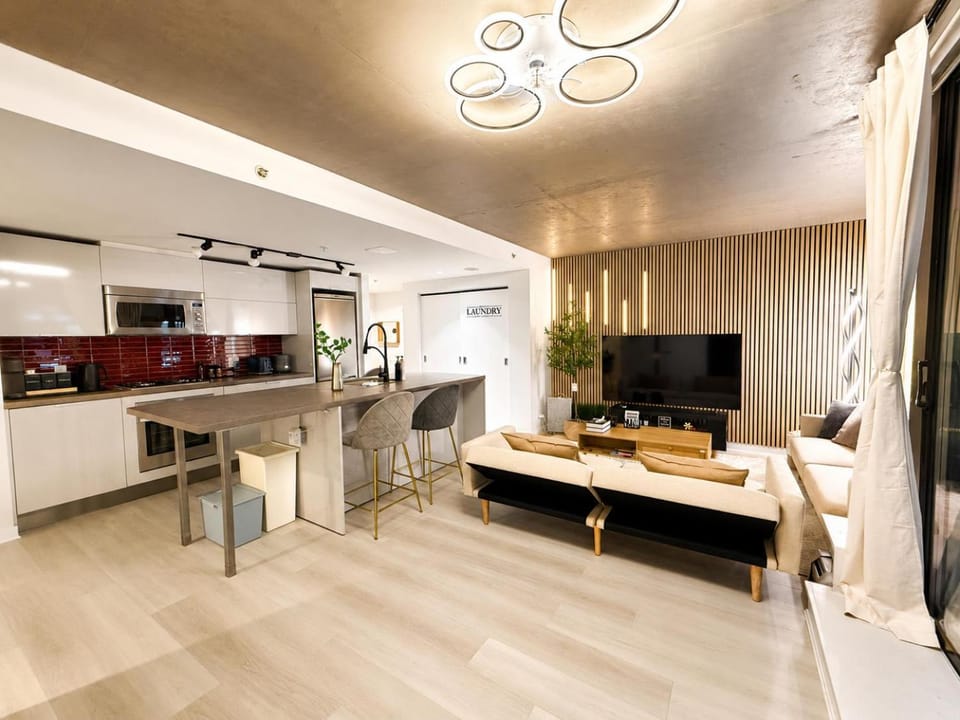 TV and multimedia, Coffee/tea facilities, Kitchen or kitchenette, Dining area, dishwasher, microwave, oven, toaster, washing machine, dryer