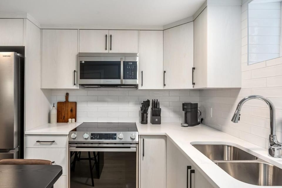 Alpine Elegance Modern 2BR Suite House in Calgary
