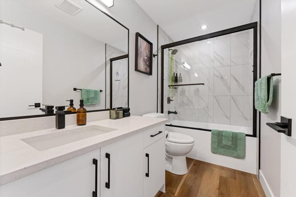 Modern 2BR, U of A, Whyte Ave, Rogers Place, AC, Garage Parking House in Edmonton