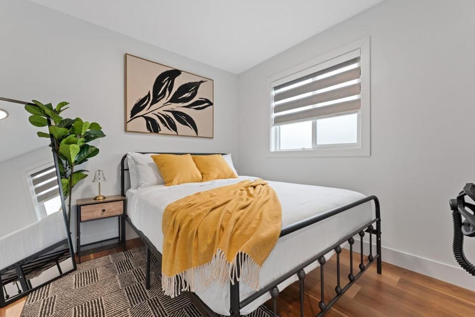 Modern 2BR, U of A, Whyte Ave, Rogers Place, AC, Garage Parking House in Edmonton