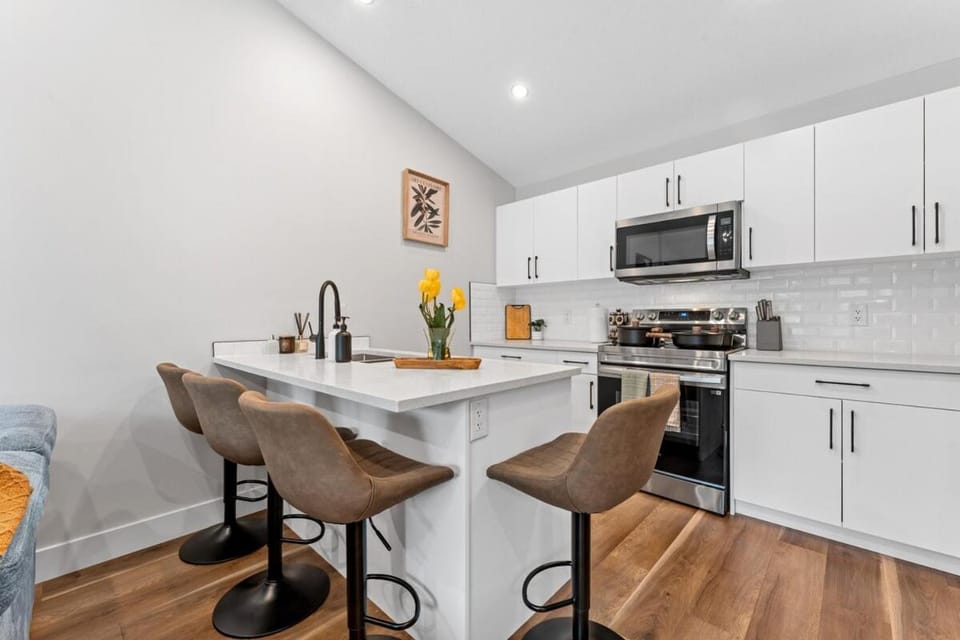 Modern 2BR, U of A, Whyte Ave, Rogers Place, AC, Garage Parking House in Edmonton
