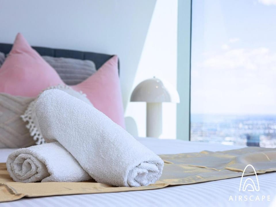 Luxe 3BR CBD Skyline Views w Parking Apartment in Melbourne