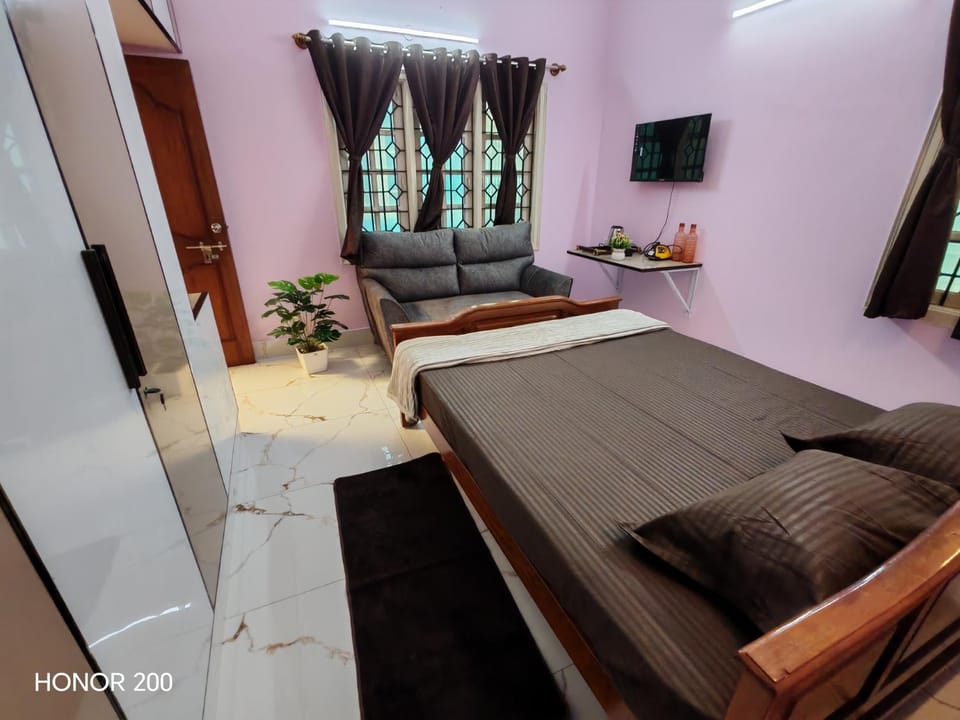 Photo of the whole room, Bedroom
