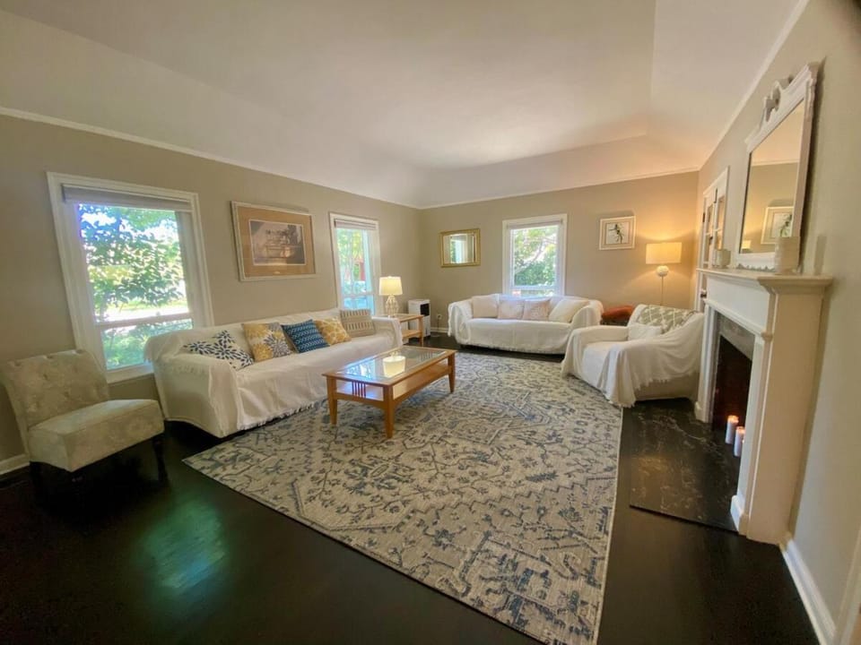 Charming and Spacious 3 Bedrooms and 2 Baths Home on Peaceful Street House in Stockton