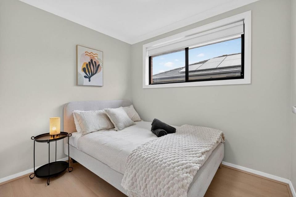 8C Spacious 5BR House With Secure Parking, 5 Mins to Casula Mall House in Casula