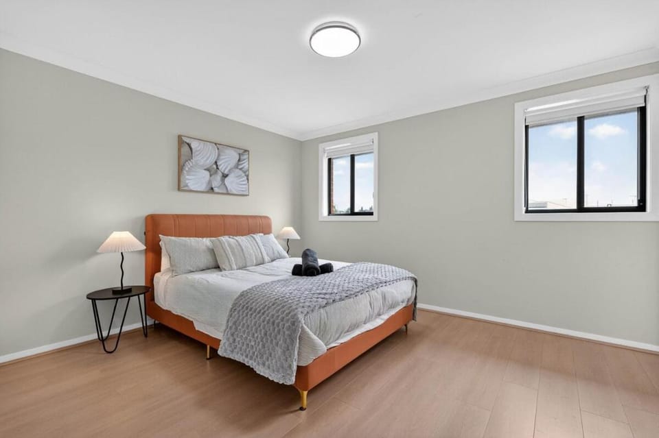 8C Spacious 5BR House With Secure Parking, 5 Mins to Casula Mall House in Casula